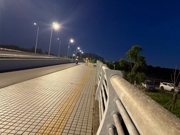 盈珑操盘 上海街头惊现“栏杆刺客”！道路护栏“长出”玻璃纤维刺伤市民，怎么回事？