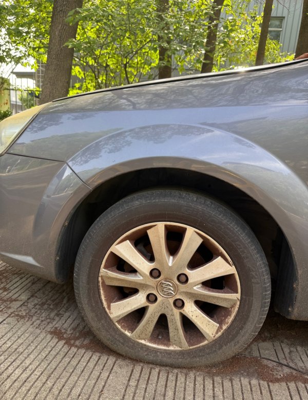 客新策略 免费车位被“僵尸车”占据？外高桥保税区内公共道路上不少车辆“久停不动”