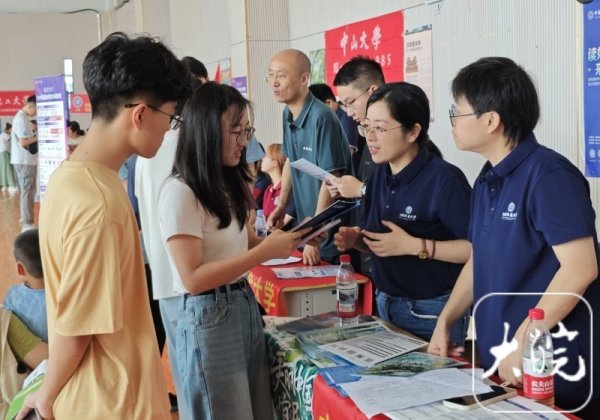 富途证券 近百所高校答疑！2025年安徽省高招现场公益咨询会巢湖站成功举行_大皖新闻 | 安徽网